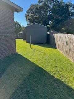 view of yard with a storage shed