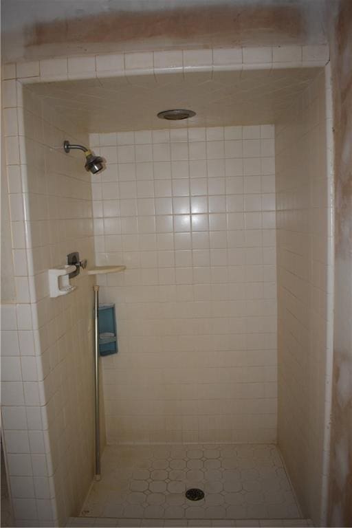 bathroom featuring a tile shower