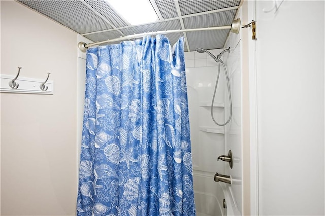 1051 Beach Blvd, Gulf Shores, AL 36542 - full bath with shower / tub combo with curtain