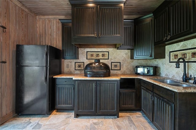 2924 Riverview Pointe Dr S, Theodore, AL 36582 - kitchen with freestanding refrigerator, a sink, wooden ceiling, backsplash, and light stone countertops