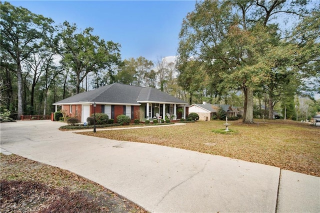 ranch-style house featuring a front yard