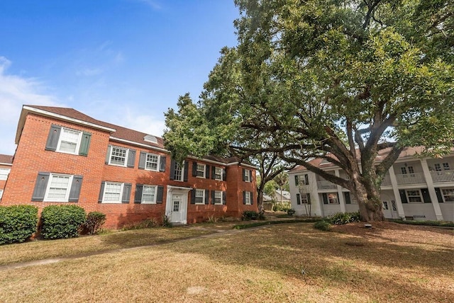 view of front of home featuring a front yard