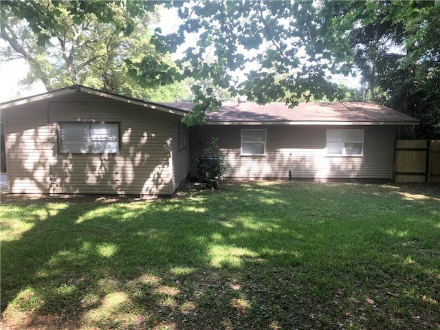 view of front of home featuring fence and a front yard
