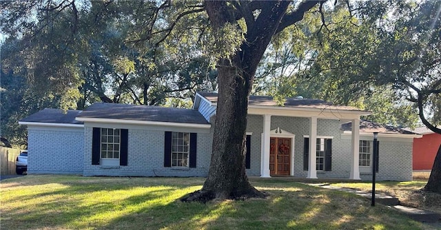 view of front facade with a front lawn