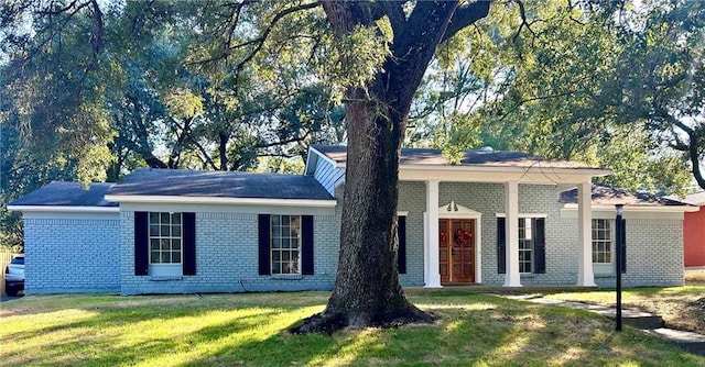 view of front facade featuring a front lawn