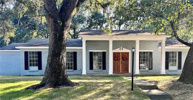 view of front of property featuring a front yard