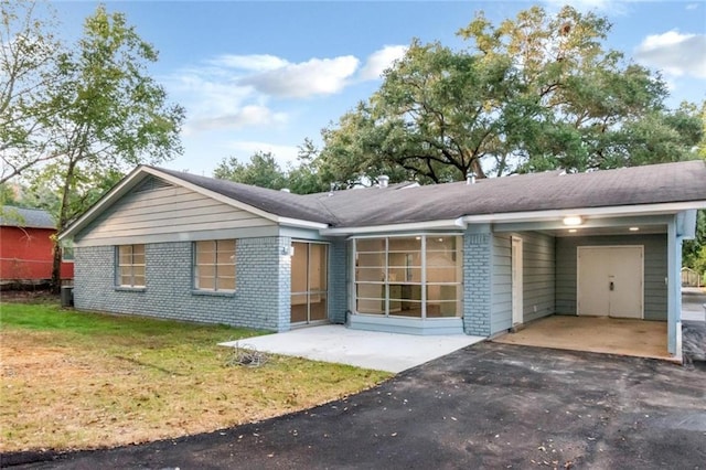 ranch-style home featuring a front yard