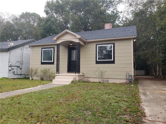 bungalow featuring a front yard