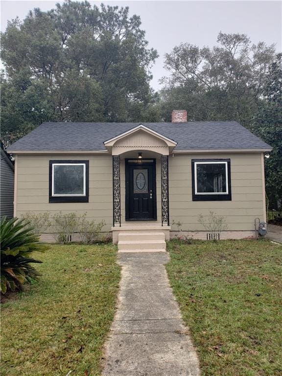 view of front of house featuring a front yard