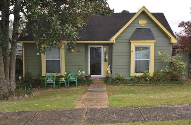 view of front facade with a front yard