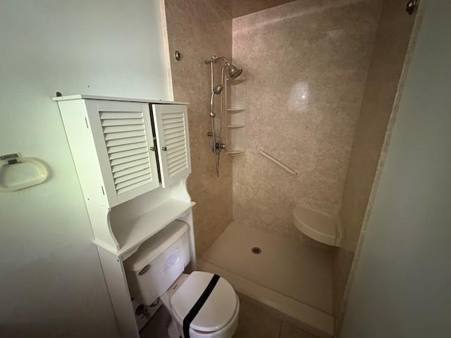 3515 York Rd, Mobile, AL 36605 - bathroom featuring a tile shower and toilet