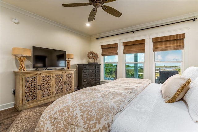 bedroom featuring ornamental molding, a ceiling fan, wood finished floors, recessed lighting, and baseboards