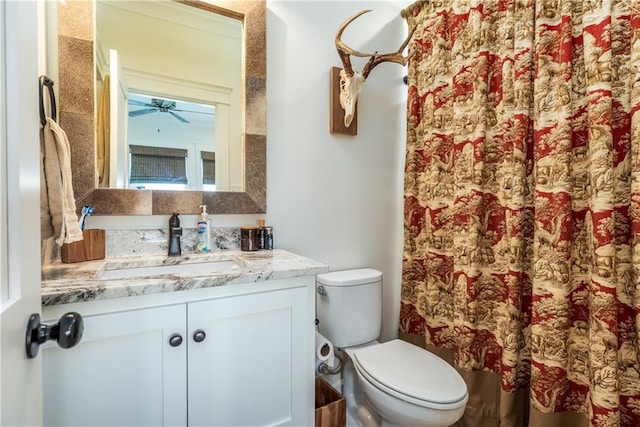 full bathroom with curtained shower, toilet, vanity, and ceiling fan