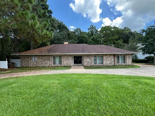 ranch-style house featuring a front lawn