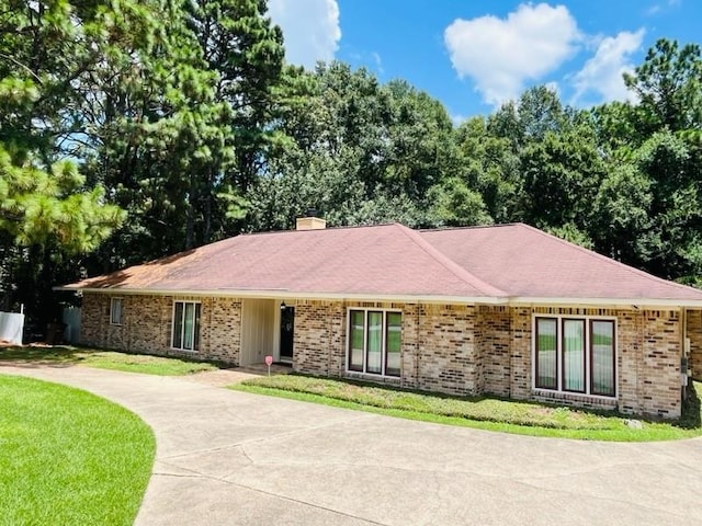 ranch-style home featuring a front lawn