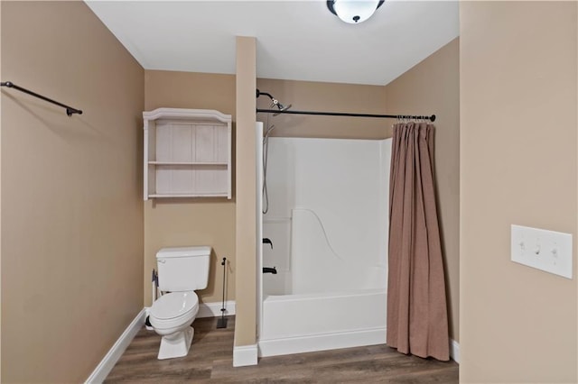 full bathroom featuring shower / bath combo with shower curtain, baseboards, wood finished floors, and toilet