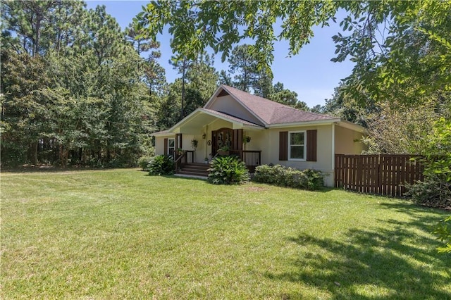 view of front of house featuring a front lawn, fence, and covered porch