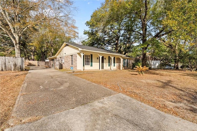 ranch-style home with a porch