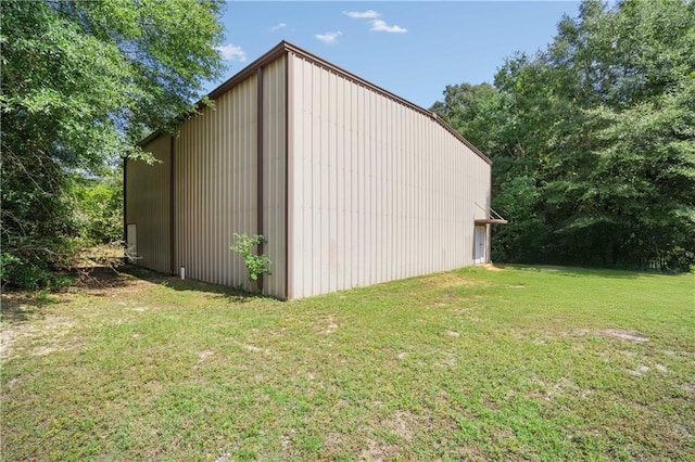 view of outdoor structure featuring a yard