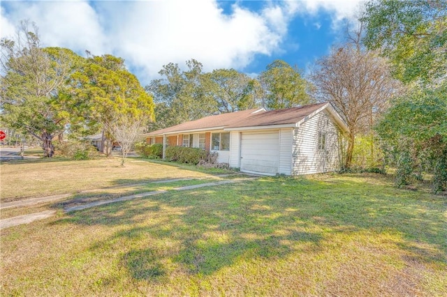 view of front facade featuring a front lawn, an attached garage, and driveway