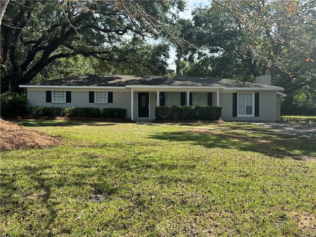 single story home with a front lawn