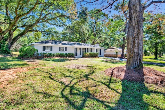 ranch-style house featuring a front lawn