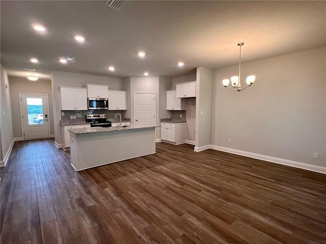 kitchen featuring white cabinetry, an island with sink, dark wood-type flooring, and appliances with stainless steel finishes