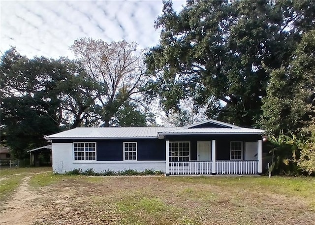 single story home featuring a porch