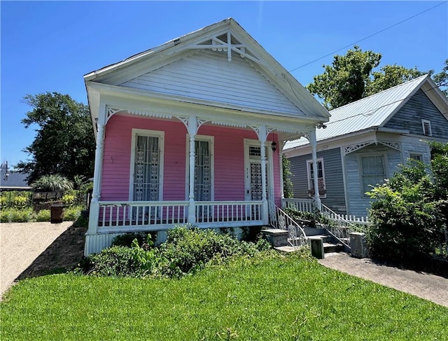 view of front of home featuring a front yard and covered porch