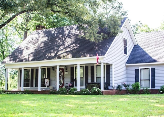 view of front of property featuring a front lawn and a porch