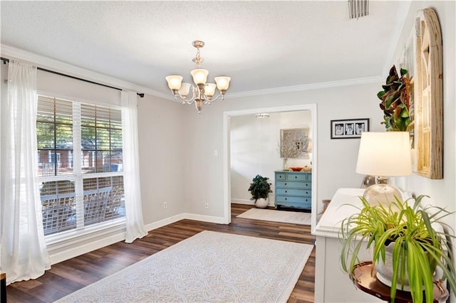 interior space with visible vents, ornamental molding, dark wood finished floors, an inviting chandelier, and baseboards