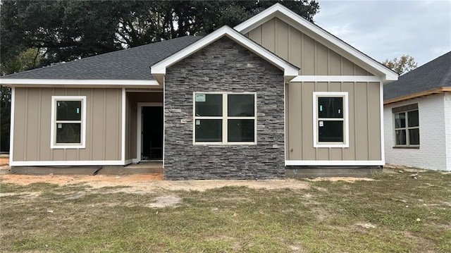 view of front facade featuring a front lawn