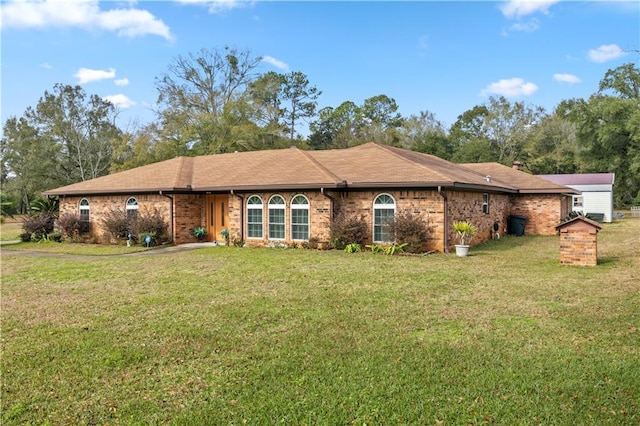 ranch-style house featuring a front lawn