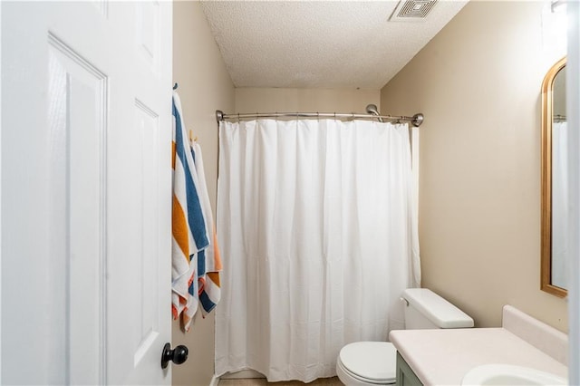 full bath featuring visible vents, vanity, toilet, a shower with shower curtain, and a textured ceiling