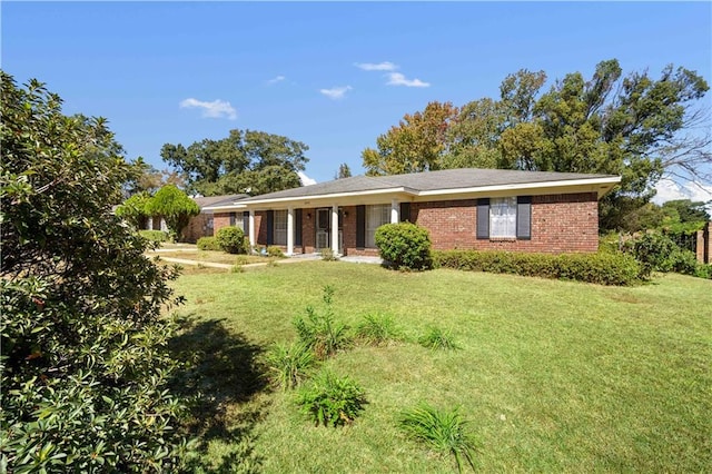 single story home with a front lawn