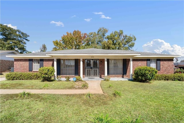 single story home featuring a front yard