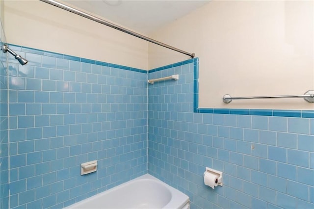 bathroom with washtub / shower combination