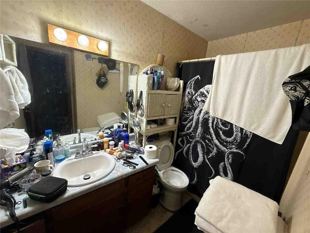 full bath featuring wallpapered walls, a shower with shower curtain, toilet, and vanity