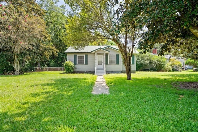 view of front facade featuring entry steps, crawl space, fence, and a front lawn