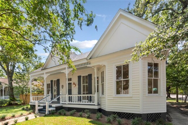 view of front of home featuring a front lawn and a porch