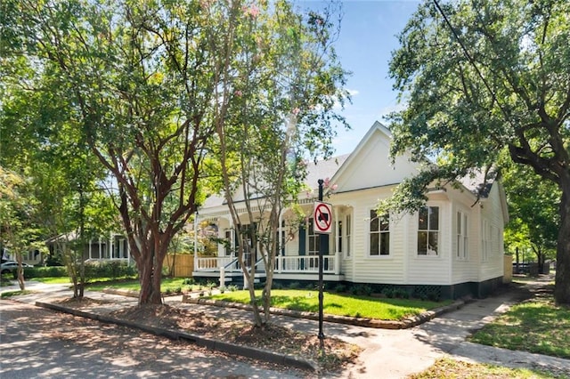 view of front of property featuring covered porch