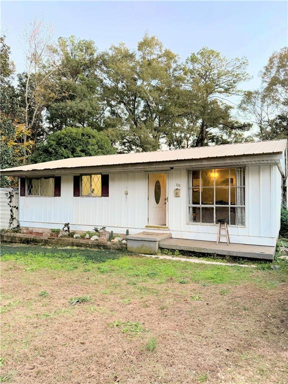 ranch-style house featuring a porch and a front lawn