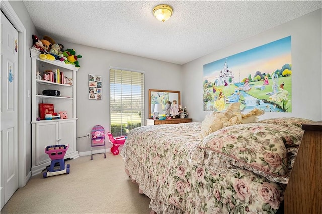 bedroom with baseboards, a textured ceiling, and carpet