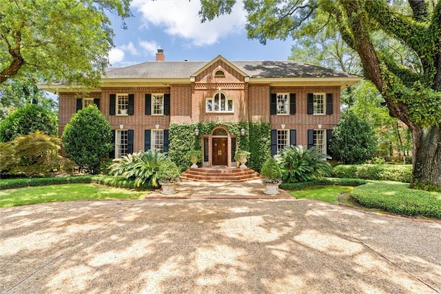 view of front of property featuring a front lawn