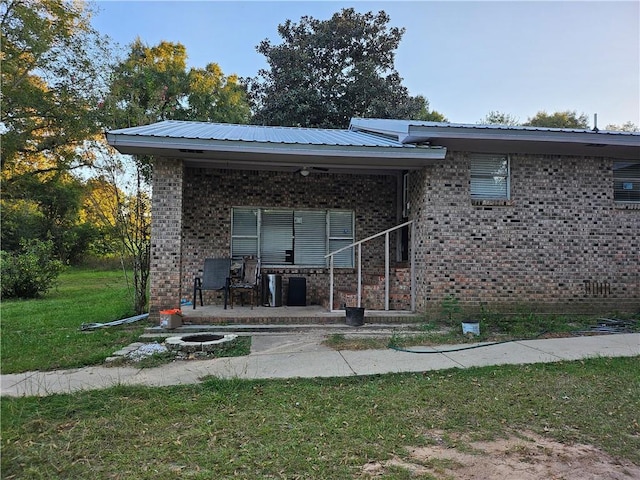 view of front facade with a front yard