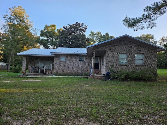 view of front of home featuring a front lawn