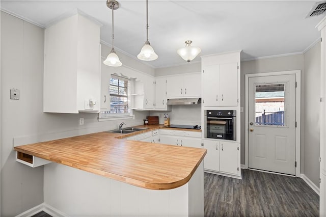 kitchen featuring visible vents, a sink, a peninsula, under cabinet range hood, and black appliances