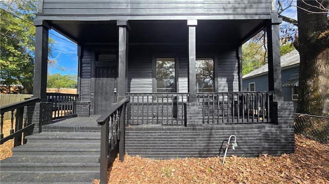 entrance to property featuring covered porch