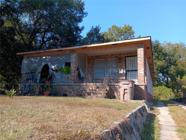 view of front of home featuring a front lawn and covered porch