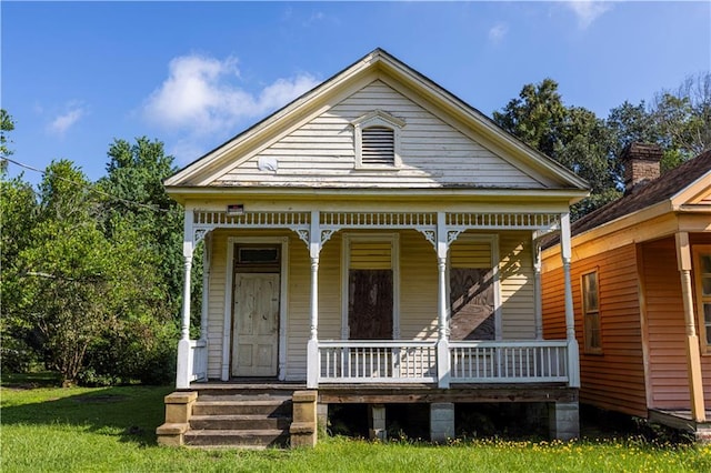 view of front facade with a porch and a front yard
